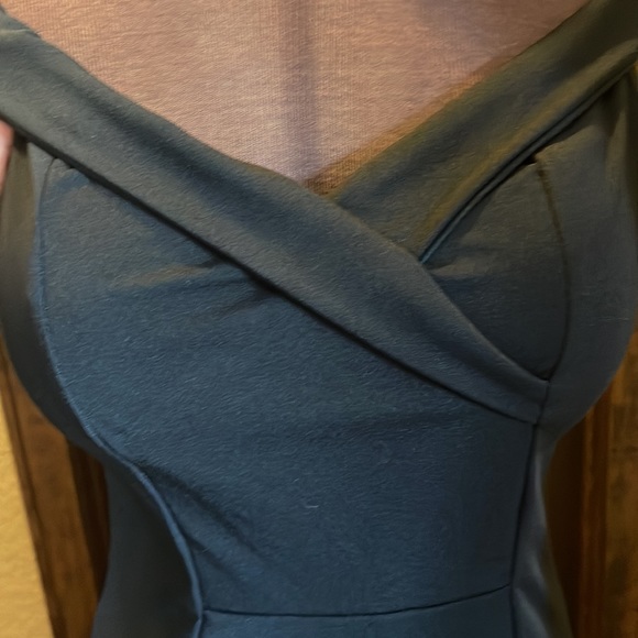 Bill Blass, simple black off the shoulder gown. Size M (6) High slit, lower left - Picture 9 of 10
